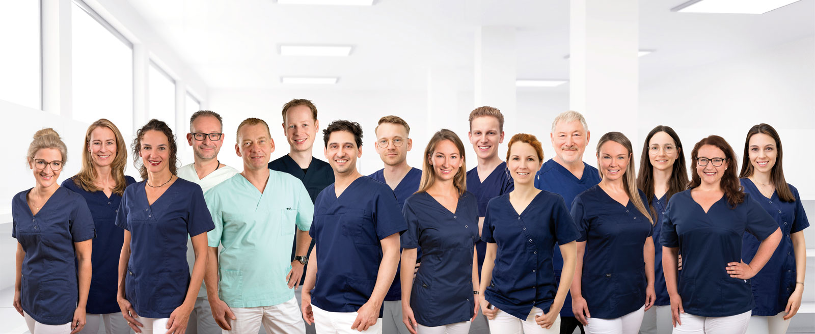 Teamfoto unserer Zahnärzte bei Zahnärzte MG Mönchengladbach